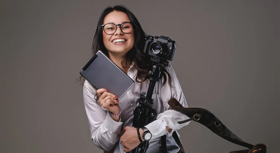 Mulher segurando câmera fotográfica